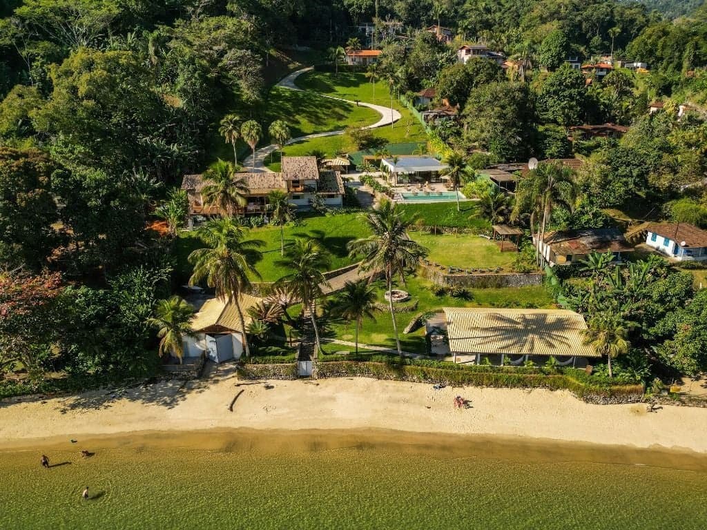Exclusive Seaside Living: Luxury, Privacy, and Comfort in Angra dos Reis