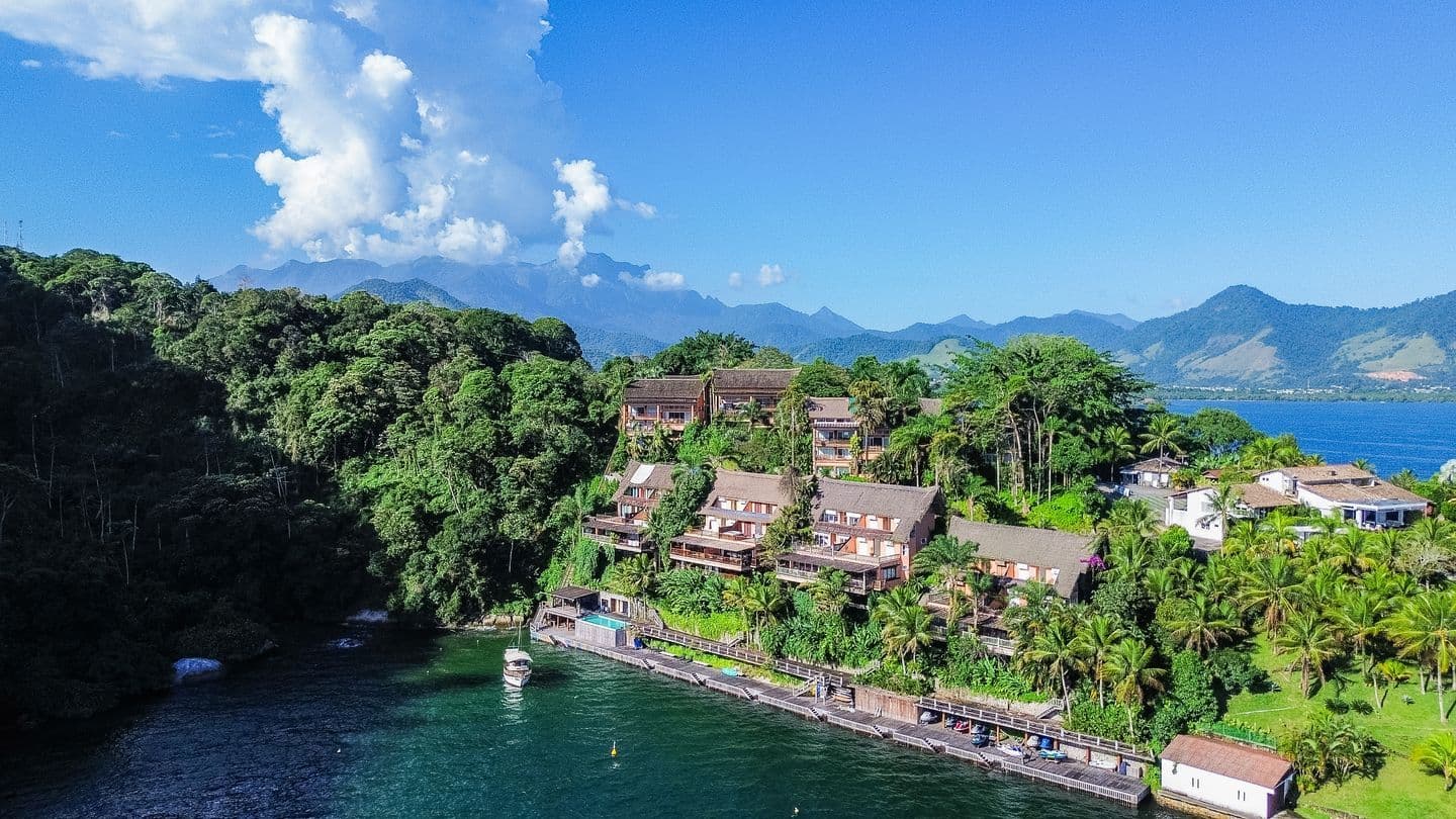 Moradia de Luxo no Condomínio Porto Maui: Exclusividade e Vista Mar em Angra dos Reis