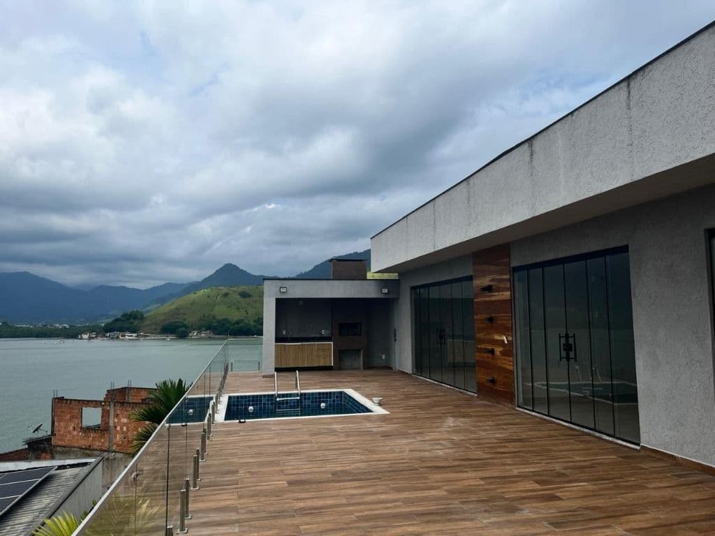 Pie en la arena, privacidad absoluta y vida sofisticada en Angra