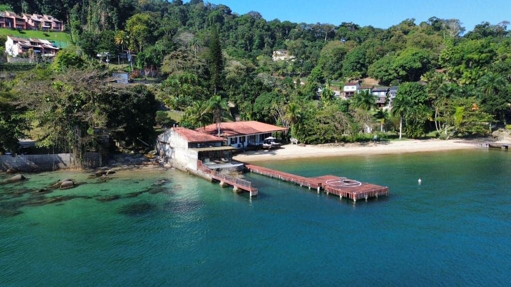 Eleganza e esclusività fronte mare: il tuo rifugio di lusso ad Angra dos Reis