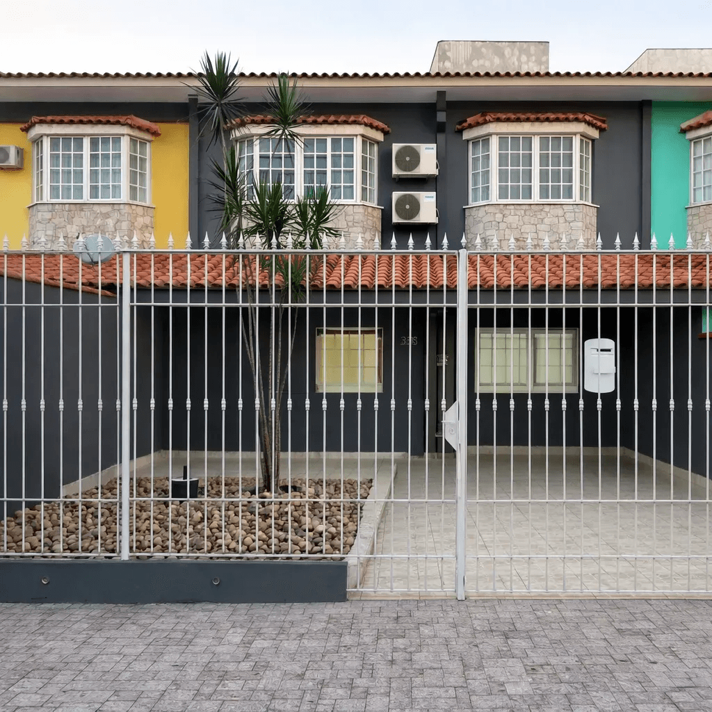 House in Angra dos Reis with 2 Bedrooms, Including a Suite