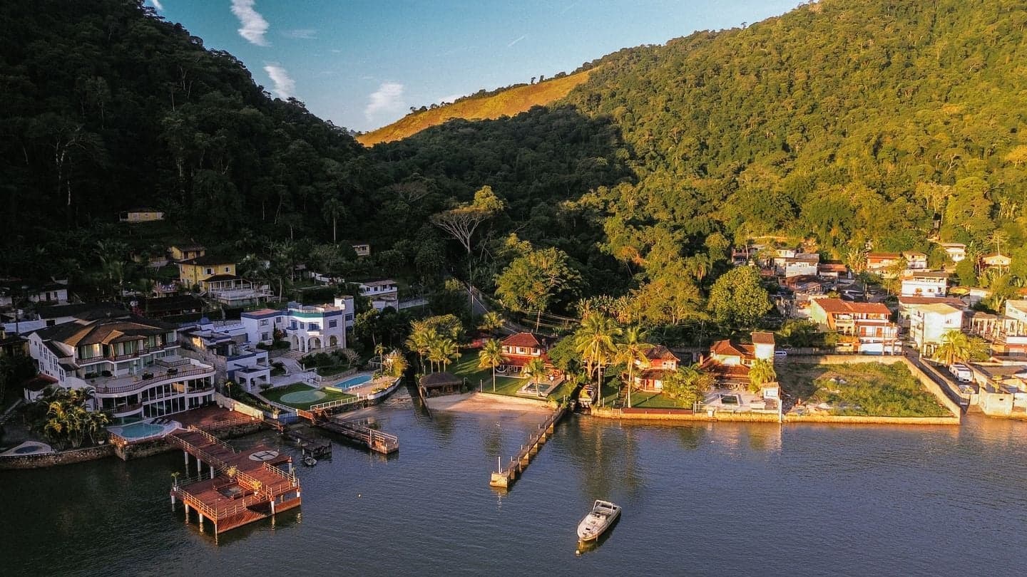Mansión a pie de playa en Retiro: 5 suites, muelle privado y atraque para hasta 60 pies