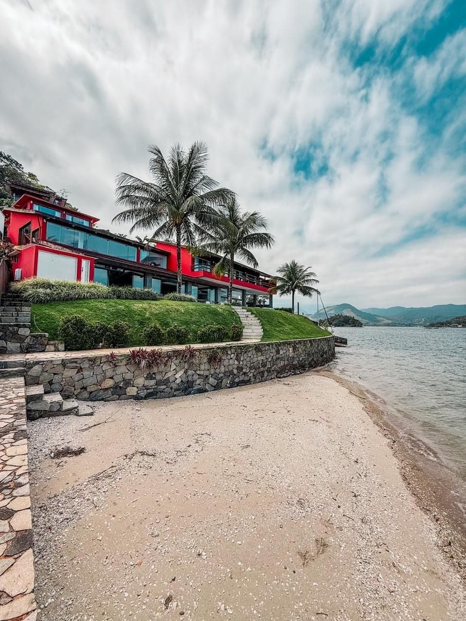 Mansión en Angra dos Reis — 9 Suites, Piscina, Helipuerto y Vistas al Mar | Costa Verde