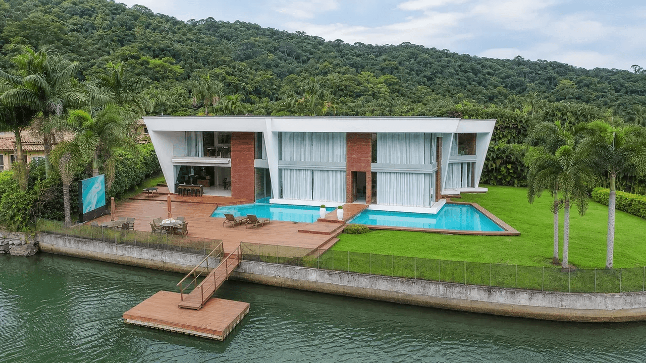 Exclusivité au bord de la marina, avec élégance et vue imprenable