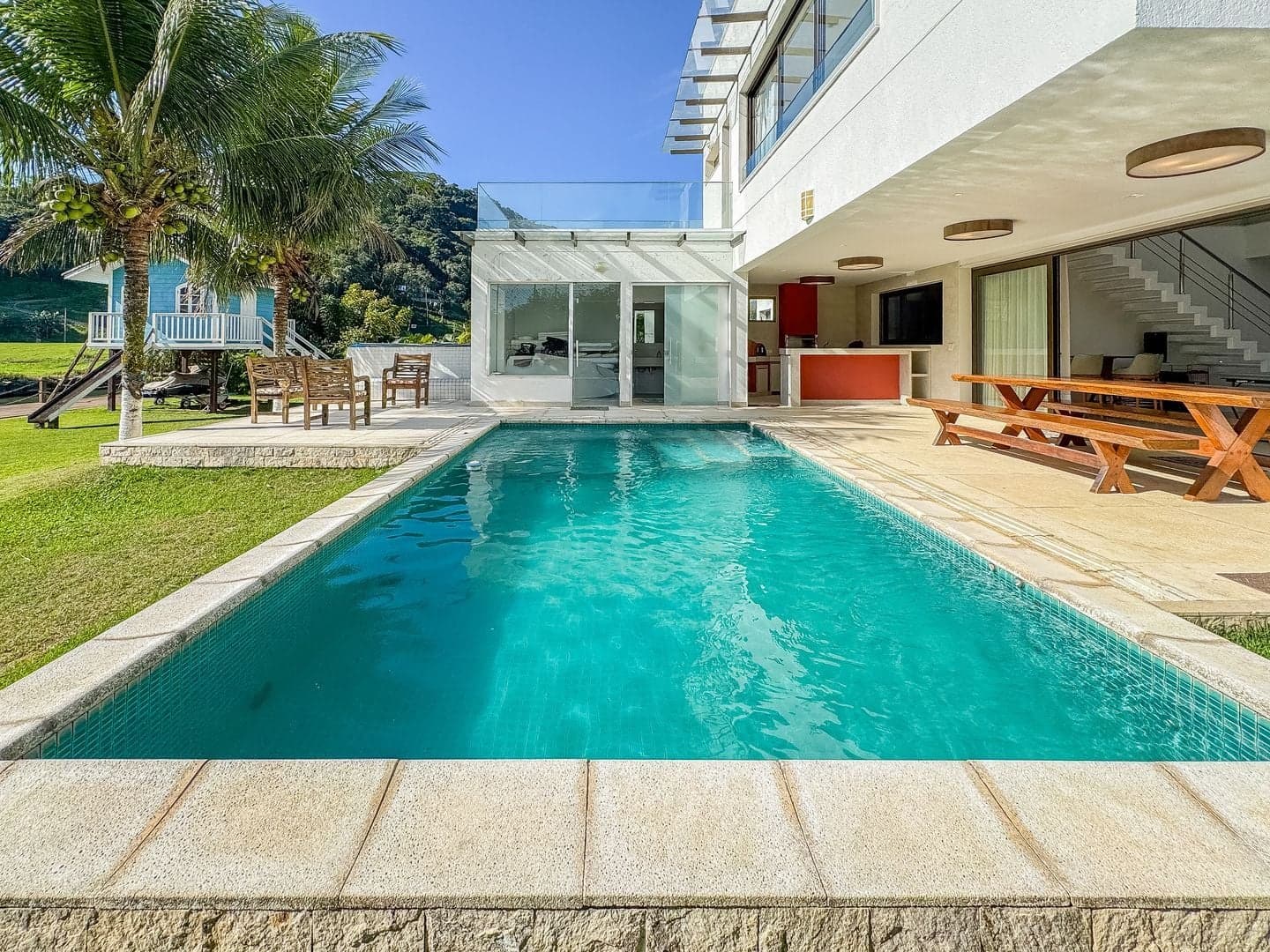 Eleganza, privacy e benessere sulla Costa Verde